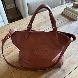 TOD’S Patent Leather Logo Shopping Media Tote – British Tan – Made in Italy
